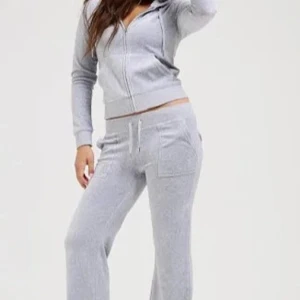 Juicy sett - Säljer mitt gråa juicy sett eftersom de inte kommer till användning längre 💗har ett litet hål i ena fickan på byxorna där fram