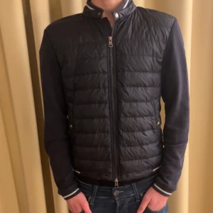Moncler Cardigan - Moncler Cardigan. Skick 8,5/10✅ (små slitningar i armarna, se sista bild) Storlek M, modell 180 60kg men skulle säga att den skulle passa lite mindre. Nfc funkar och alla lappar kvar. Pris kan alltid diskuteras vid snabb affär. Mvh LÉ😊