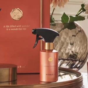 Ny! Suede Vanilla Home Perfume från Rituals - Ny! Upptäck Suede Vanilla Rumsdoft 250ml från Rituals Private Collection. Denna eleganta doftspray kommer i en stilren brun flaska med gulddetaljer och en praktisk svart spraypump. Perfekt för att skapa en varm och inbjudande atmosfär i ditt hem. Fler bilder kan fås vid intresse 🌸