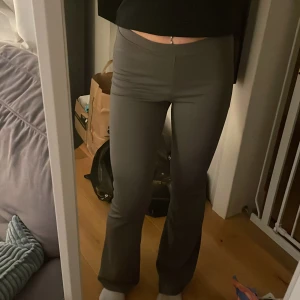 Mörkgrå kostymbyxor - Snygga grå byxor med bootcut-stil och hög midja. Perfekta för en stilren look. Byxorna har en enkel design utan extra detaljer och är gjorda i ett mjukt material för bekväm passform.🩶🩶Hör av dig vid intresse eller ifall du vill ha fler bilder✨✨✨