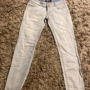 Ljusblå jeans från Bik Bok - Snygga ljusblå jeans från Bik Bok med klassisk femficksdesign och knappgylf. Stl S men ganska långa i benen (lite långa för mig som är 162)