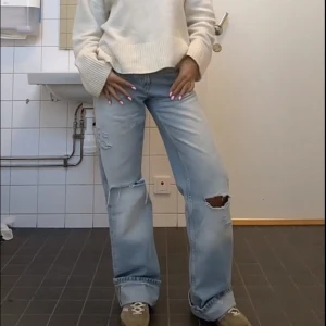 Ljusa jeans med slitningar - Snygga ljusa jeans med slitningar på knäna. Sååå fina men använder inte längre. Dom är lite mer slitna än på bilderna så skriv så kan jag skicka fler. Inget som syns mycket❣️❣️