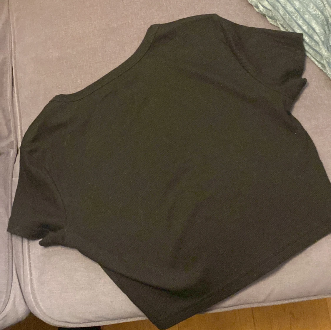 Svart croppad t-shirt - 2