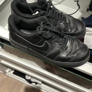 Svarta Nike Air Force sneakers - Svarta Nike Air Force sneakers med klassisk design och snörning. Perfekta för en stilren look.👀