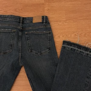 Low waist bootcut jenas - Snygga mörkblå bootcut jeans med fransade kanter och klassisk femficksdesign.🙌🏼