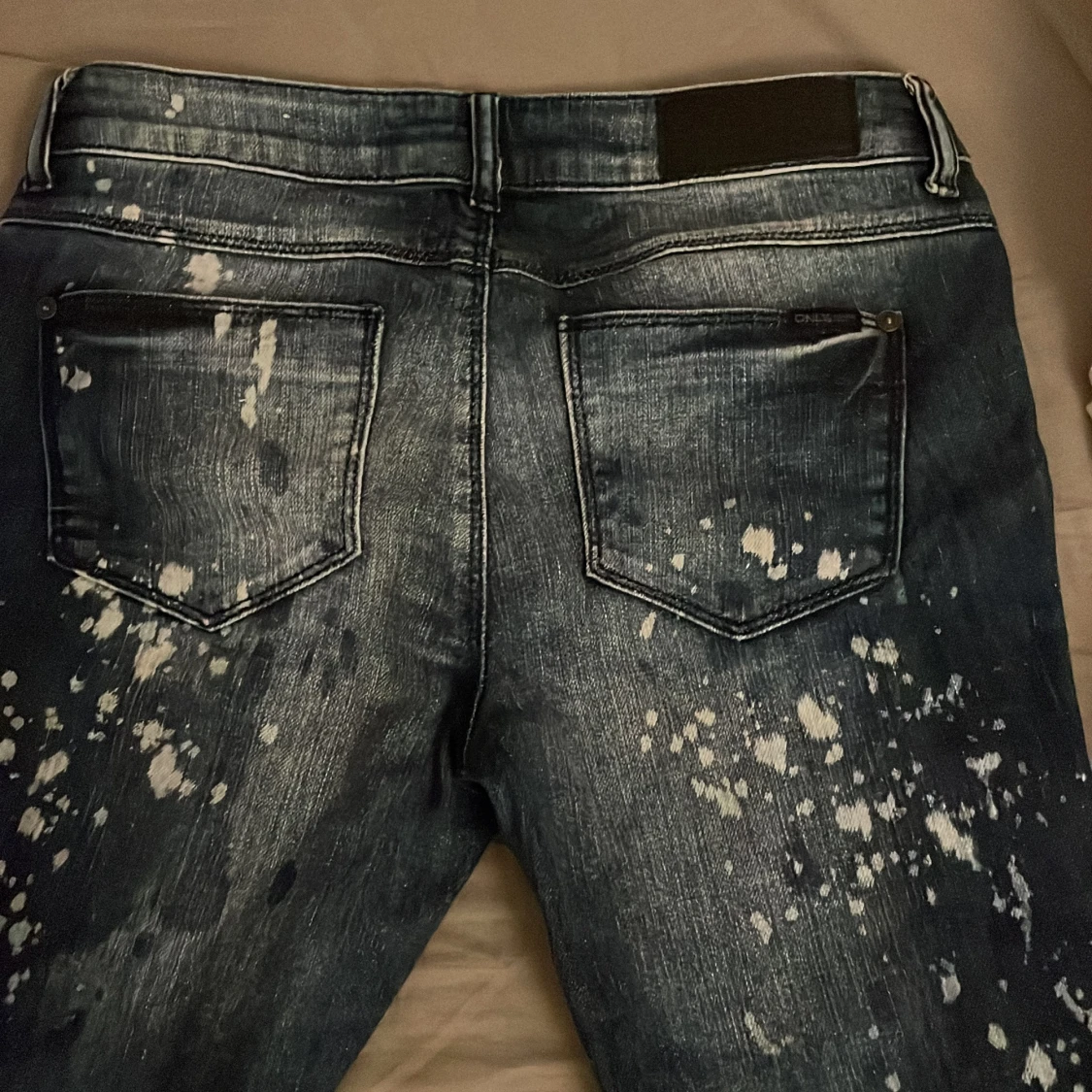 Mörkblå jeans med stänkmönster från Only - 1