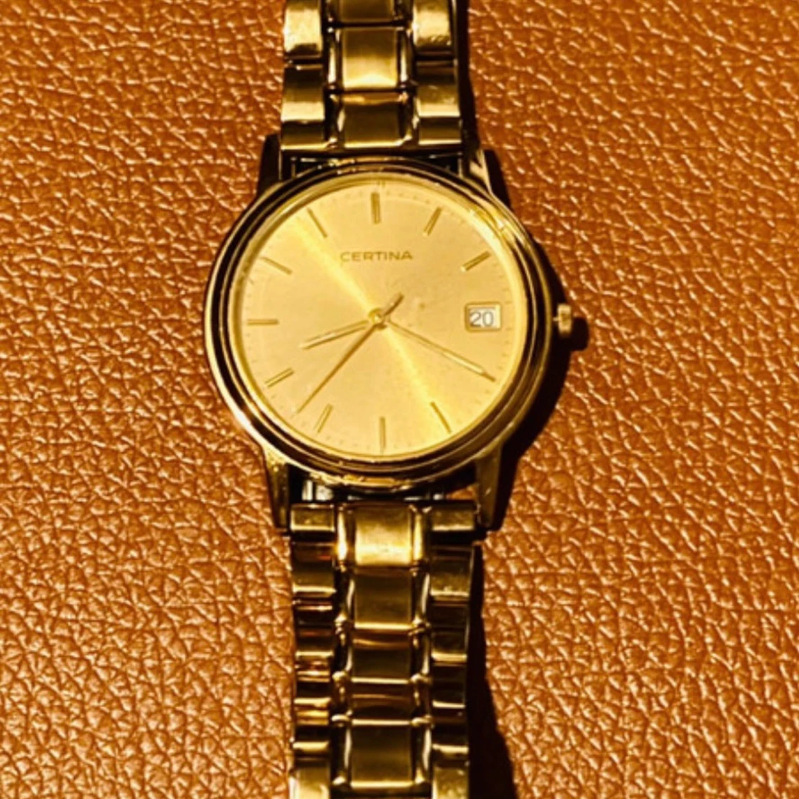 Guldfärgad klocka från Certina