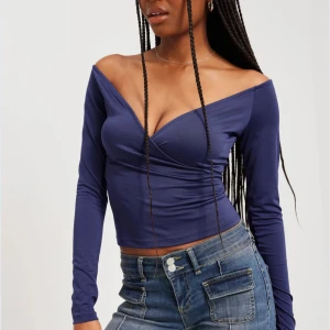 Mörkblå Nelly topp - Snygg mörkblå offshoulder topp med omlott-design och långa ärmar. Aldrig använd, köpt för 300 💕