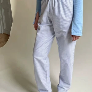 Randiga byxor från Djerf Avenue - Snygga och bekväma randiga byxor från Djerf Avenue i blått och vitt. Byxorna har en loose passform och är högmidjade. Bra skick, inget att anmärka på!