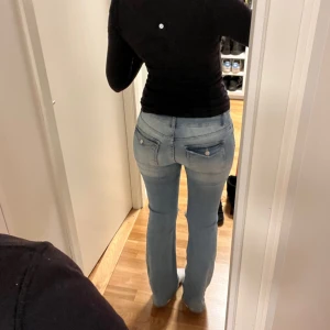 Low waist jeans  - Säljer mina jeans från Nelly då dom inte kommer till användning längre. Dom är använda fåtal gånger och är i nyskick. Ny pris är 699💗