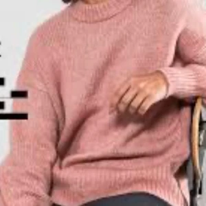 Rosa stickad tröja - Säljer en mysig rosa stickad tröja med långa ärmar och ribbade detaljer vid ärmslut och nederkant. Perfekt för kyliga dagar.💖✨