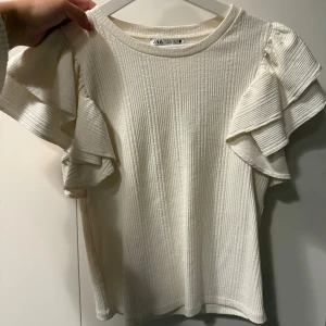 Volang topp  - Säljer en topp med volang ärmar från Zara i stl. M. Skriv för fler frågor:)🥰