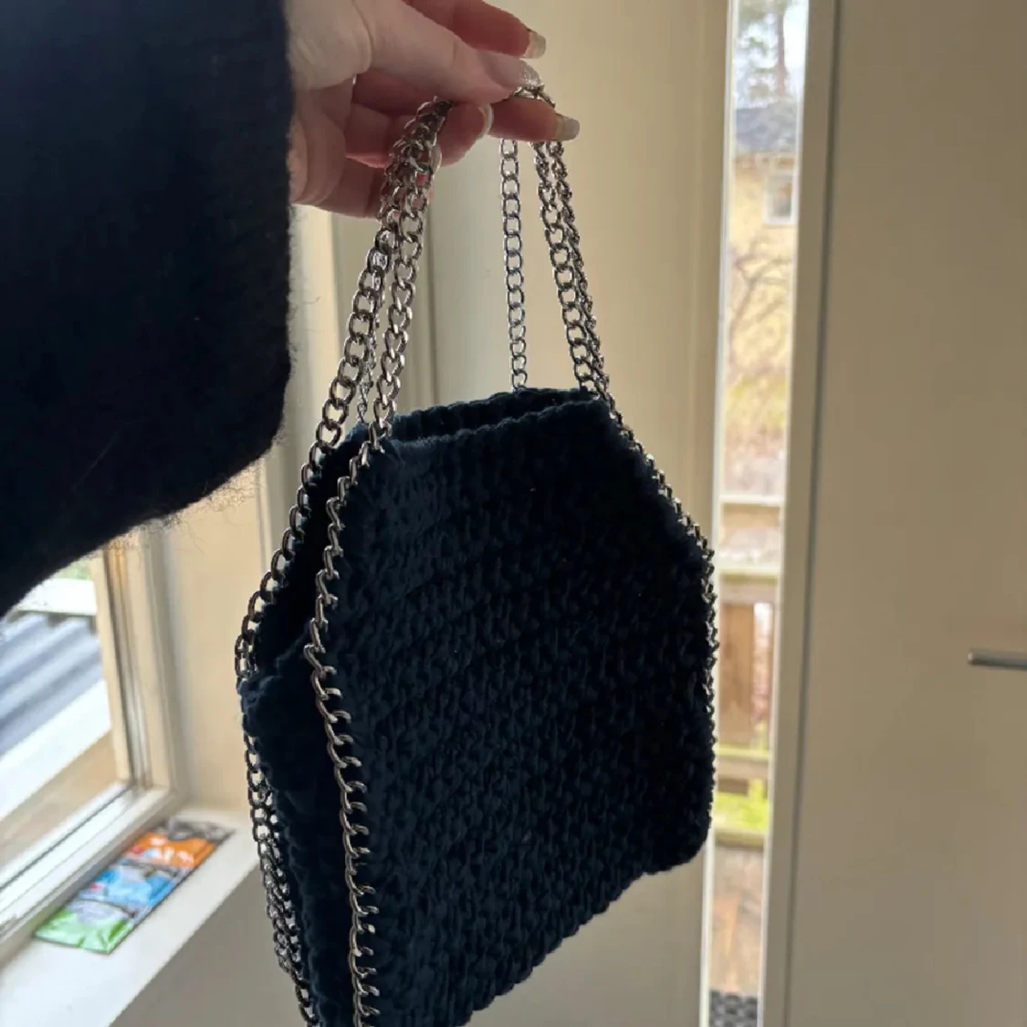 Marinblå stickad axelväska med kedja - 1