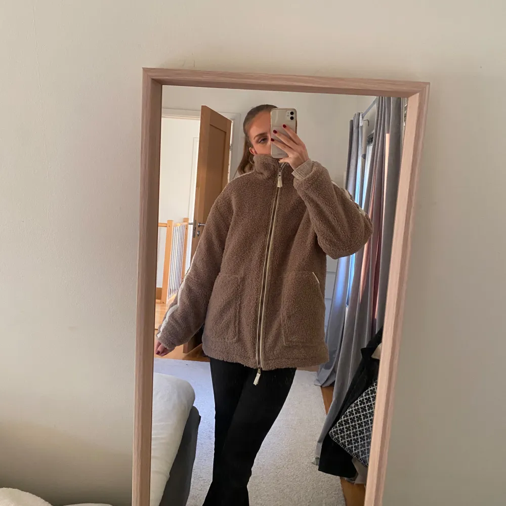 Helt oanvänd beige/brun teddyjacka. Kommer tyvärr inte till användning. Storlek XS/S, men den är lite oversized. . Takit.