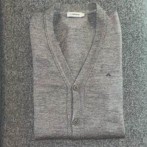 Lindeberg cardigan 100% merinoull  - En grå Lindeberg cardigan som är 100% merinoull. Skicket är 8/10, nypris ligger på 1600kr. Storleken är M men passar som S. Kan gå ner i pris vid snabb affär!