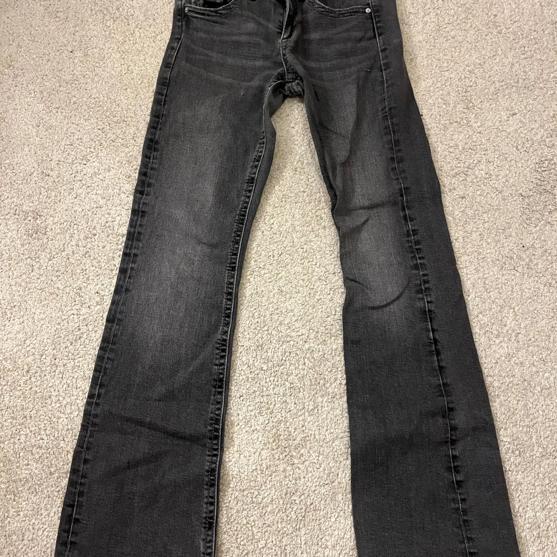 Svarta bootcut jeans  - 1