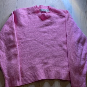 Rosa tröja från Carin Wester - Säljer en söt rosa tröja från Carin Wester i storlek XS. Tröjan är långärmad och har en klassisk rund halsringning. Perfekt för att lägga till en färgklick i garderoben. 💖lite krymt i tvätten så är mer av en XXS ✨