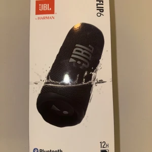 JBL flip 6 högtalare  -  Säljer en JBL Flip 6 som är helt ny och oöppnad i originalförpackning. 	•	Original JBL Flip 6 	•	Vattentät och dammtät (IP67) 	•	Upp till 12 timmars batteritid 	•	Bluetooth 5.1 	•	Kraftfullt ljud med JBL Pro Sound 