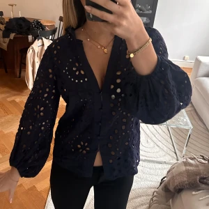 Mörkblå blus 🥰 - Jättefin blus, bara använd ngn få gång!❣️❣️