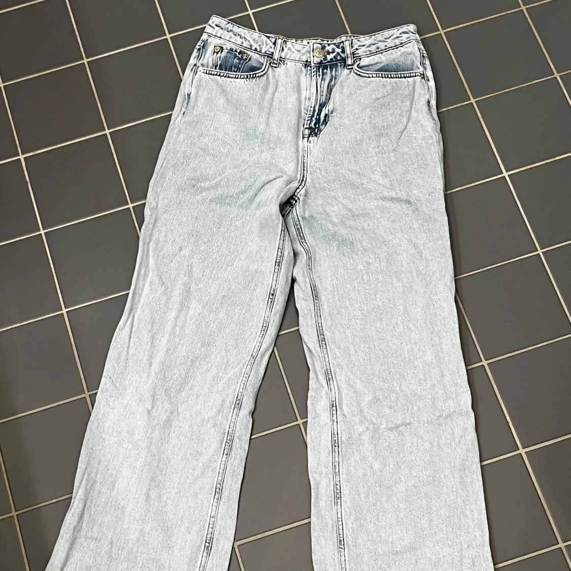 Ljusblå jeans från NA-KD