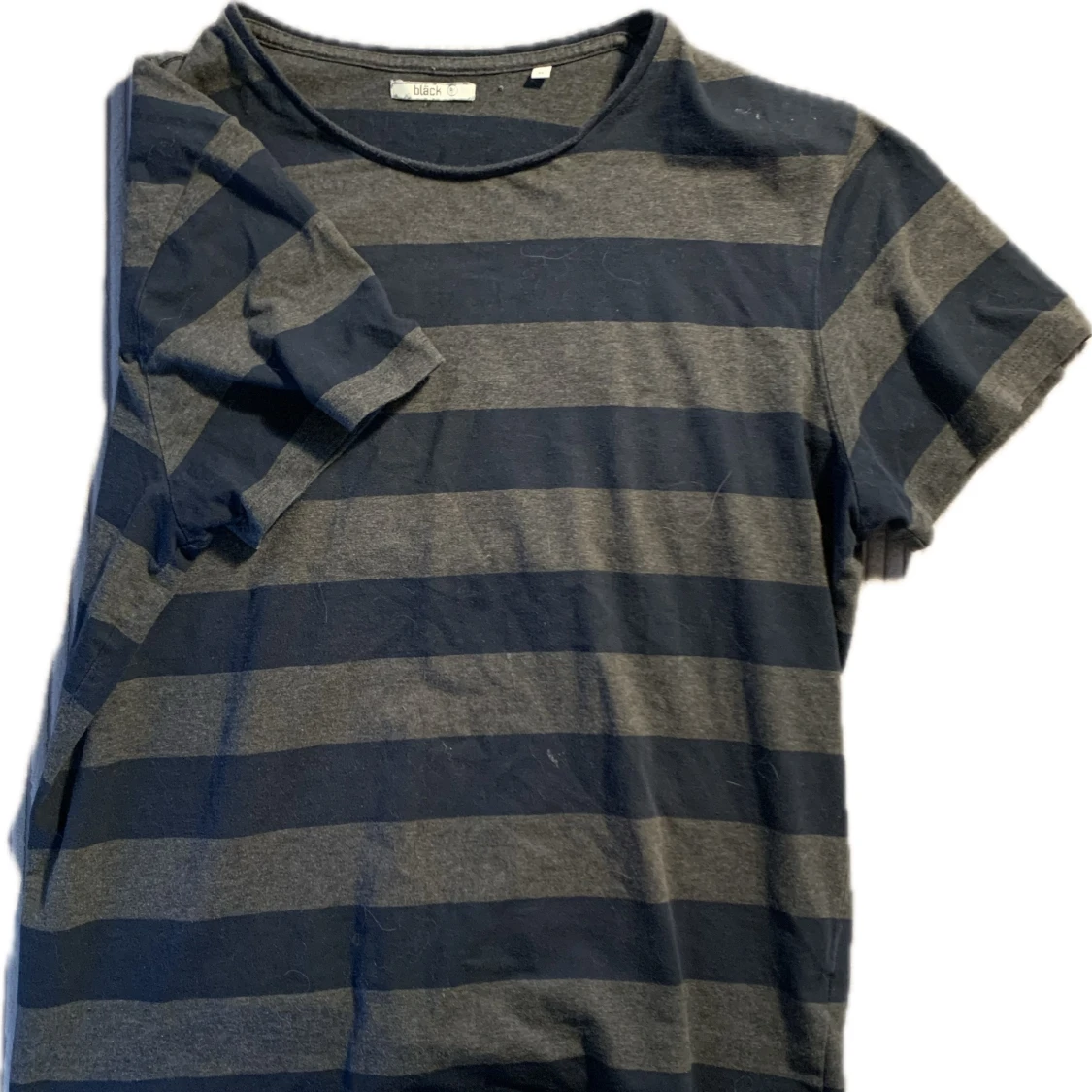 Randig t-shirt i blått och grått