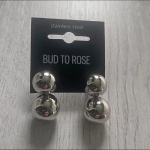 Silver örhängen från Bud To Rose - Ett par asfina rostfria örhängen från Bud to rose. Använd en gång så i helt nytt skick. Nypris runt 500kr.