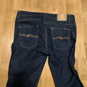 Nudie Jeans - Riktigt bra skick som nya, passar lite olika per person men de är de vanliga slim (grisch) jeansen. Inget slitage alls, ny pris 1500kr 33/32