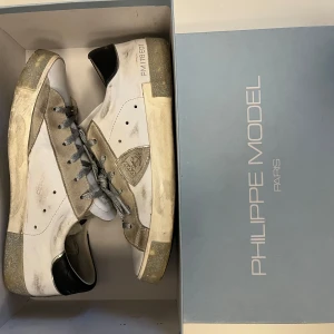 Philippe Model Unisex - Philippe Model | Skick 9/10 (Utmärkt Skick) | Size - 40 (sitter som 39) | Nypris - Ca 3000 | Fraktar via PostNord eller Instabox på köparens bekostnad | Hör av dig vid frågor eller funderingar // Restock