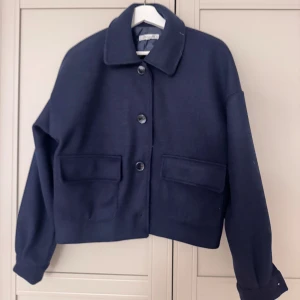 Mörkblå jacka från Designbysi  - Säljer denna mörkblå jacka från Designbysi en. Storlek xs/s😻😻 helt nya aldrig använd! 
