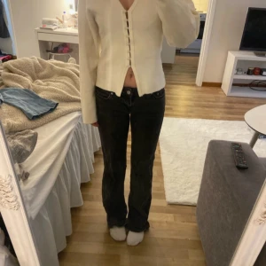 Lågmidjade jeans - Supersnygga grå/svarta lågmidjade jeans med fickor bak💗 Tyvärr är de slitna längst ner pga att de är för långa på mig