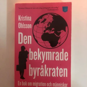 Den bekymrade byråkraten - Boken 'Den bekymrade byråkraten' av Kristina Ohlsson handlar om migration och människor. Omslaget är rosa med en siluett av en person och en jordglob. Citat från Smålandsposten finns på framsidan.