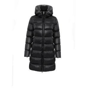 Svart dunjacka från colmar - Säljer en snygg och varm svart dunjacka med huva. Perfekt för kalla vinterdagar. Jackan har en dragkedja framtill och är långärmad. Den är i mycket bra skick och passar perfekt för vinterns alla äventyr. Även sprillans ny colmar jacka.