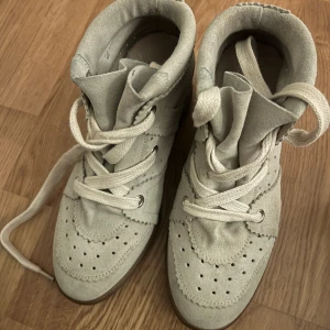 Isabel Marant skor  - Säljer dessa supersnygga och trendiga skorna från Isabel Marant då de är lite stora för mig. De är i modellen Bobby i färgen Chalk. Skorna är i mycket bra skick och kommer i originalkartong, dustbag medföljer också. Dm för mer💕