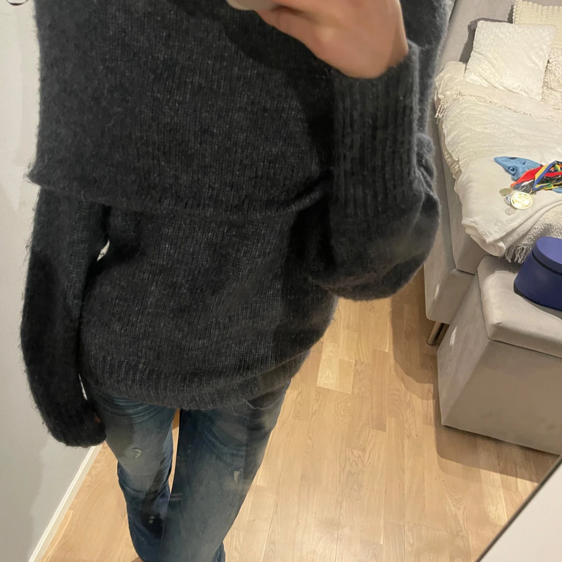 Mörkgrå stickad offshoulder tröja - 90