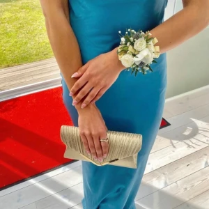 Blå axelbandslös långklänning - Så fin balklänning från märker Cider💙 Storlek XS Använd en gång på balen, inga fläckar!  #balklänning  #bal #gala #långklänning #långklänningar #satinklänning #student #gulsatinklänning #blåsatinklänning #blå #gul #rosa #maxiklänning