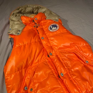 Ralph lauren väst (Ovanlig) - Säljer denna tvärfeta väst från ralph lauren. Denna väst slutade göras för längesen och gjordes inte länge alls. Alltså är den ovanlig! Skicket på denna är bra den har inga defekter som hål eller något. Men finns någon fläck i luvan och en liten fläck på västen. Ingen av fläckarna syns ens. Man kan se att den är äldre på knapparna men det går nog faktiskt att ta bort. Storlek M men passar även L. Har du någon fråga är det bara att höra av sig!😁😁😁