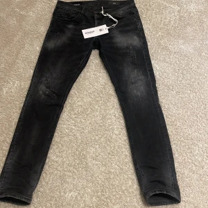 Dondup George  - Säljer ett par snygga svarta jeans från Dondup i storlek 31. De har en cool tvättad look och är i nytt skick, köpta från en speciel leverantör. MVH 101 