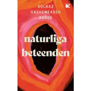 ”Mamma. Det var första gången någon sa ordet. Sa det ordet om henne. Du är ju hans mamma. Hon såg ner mot honom. Lyssnade mot de tunna andetagen. Det var hon som var hans mamma. Hon ville känna att det var något bra. Hon ville kunna viska det till honom, som ett löfte. Jag är din mamma. Men det var tvärtom, det kändes tvärtom. Det kändes som ett svek. Livets allra första dag, och han hade redan gjort en förlust.”Det är Lily och mamma, men mamma är oftare borta än hemma, och när hon är hemma är hon ändå inte riktigt där. Lily får ta hand om sig själv så gott det går.Tjugo år senare vågar sig Lily på att själv bli mamma. Men vad vet hon om hur man gör, hon som aldrig blivit mödrad?”Naturliga beteenden