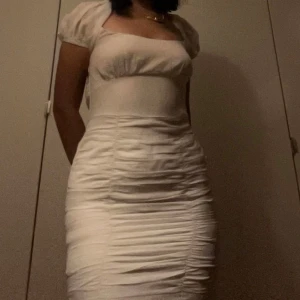 Vit klänning från NLY (studentklänning)  - Säljer en superfin vit klänning från NLY Trend i storlek 38. Perfekt för studenten🌟