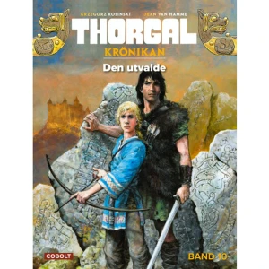 Den utvalde (inbunden) - Samlingsvolym med albumen Jolan, Tors sköld och Slaget om Asgård.Thorgals och Aaricias son Jolan, som är i tonåren, har gett sig av från hemmet för att söka upp Mellanvärldens herre, Manthor. Denne har lovat honom ett extraordinärt livsöde förutsatt att han lyckas ta sig igenom en rad svåra prov. Det visar sig snart att Manthor har ställt ut samma löfte till fyra andra ungdomar, som på olika sätt har kvalificerat sig för att genomgå Manthors prövningar. Medan Jolan och hans fyra följeslagare ställs inför den ena utmaningen efter den andra, besöker Aaricia spåkvinnan Mahara och blir chockad då hon får veta att Manthor och Kriss från Valnor har samma far, trolldomsmästaren Kahaniel. Då Aniel, Kriss från Valnors son, som Thorgal och Aaricia har adopterat efter Kriss död, rövas bort av främmande män, fruktar de nu att både Aniel och Jolan bara är brickor i ett ondskefullt spel styrt av Den röda magins brödraskap vars ledare Kahaniel var. Thorgal måste därför göra allt som står i hans makt för att söka rätt på kidnapparna och rädda Aniel innan det är försent. Serien om Thorgal, vikingen från stjärnorna, startade 1977 och är en av de stora europeiska äventyrsserierna. Det har hittills utkommit 40 album i serien.    Format Inbunden   Omfång 160 sidor   Språk Svenska   Förlag Cobolt Förlag   Utgivningsdatum 2023-02-24   Medverkande Grzegorz Rosinski   Medverkande Yves Sente   Medverkande Leif Bergendorff   ISBN 9789180580069  