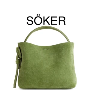 Grön mockaväska från Arket - Söker denna snygga gröna mockaväska från Arket! Den har en stilren design med en knytning på sidan som ger den en unik touch. Perfekt för både vardag och fest. Om du har en att sälja, hör av dig! 💚jag är redo att betala bra för den. 🫶🏻