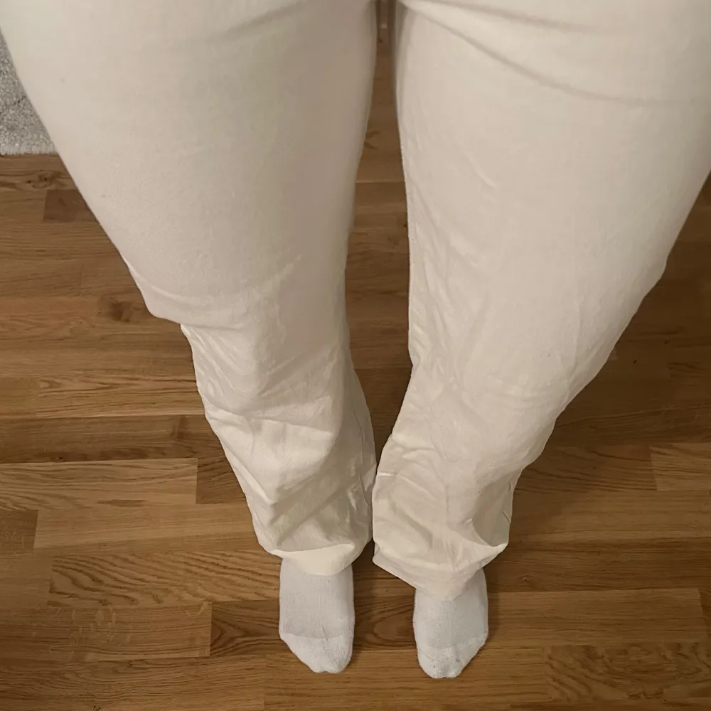 Jättefina ljusbeiga jeans!! Jag har fållat dom med fållband men de är bara att rycka loss så blir dom längre. Lite små noppror vid ena fickan men går att pilla bort (se näst sista bilden). Säljer då de tyvärr är för små i midjan💓 . Jeans & Byxor.