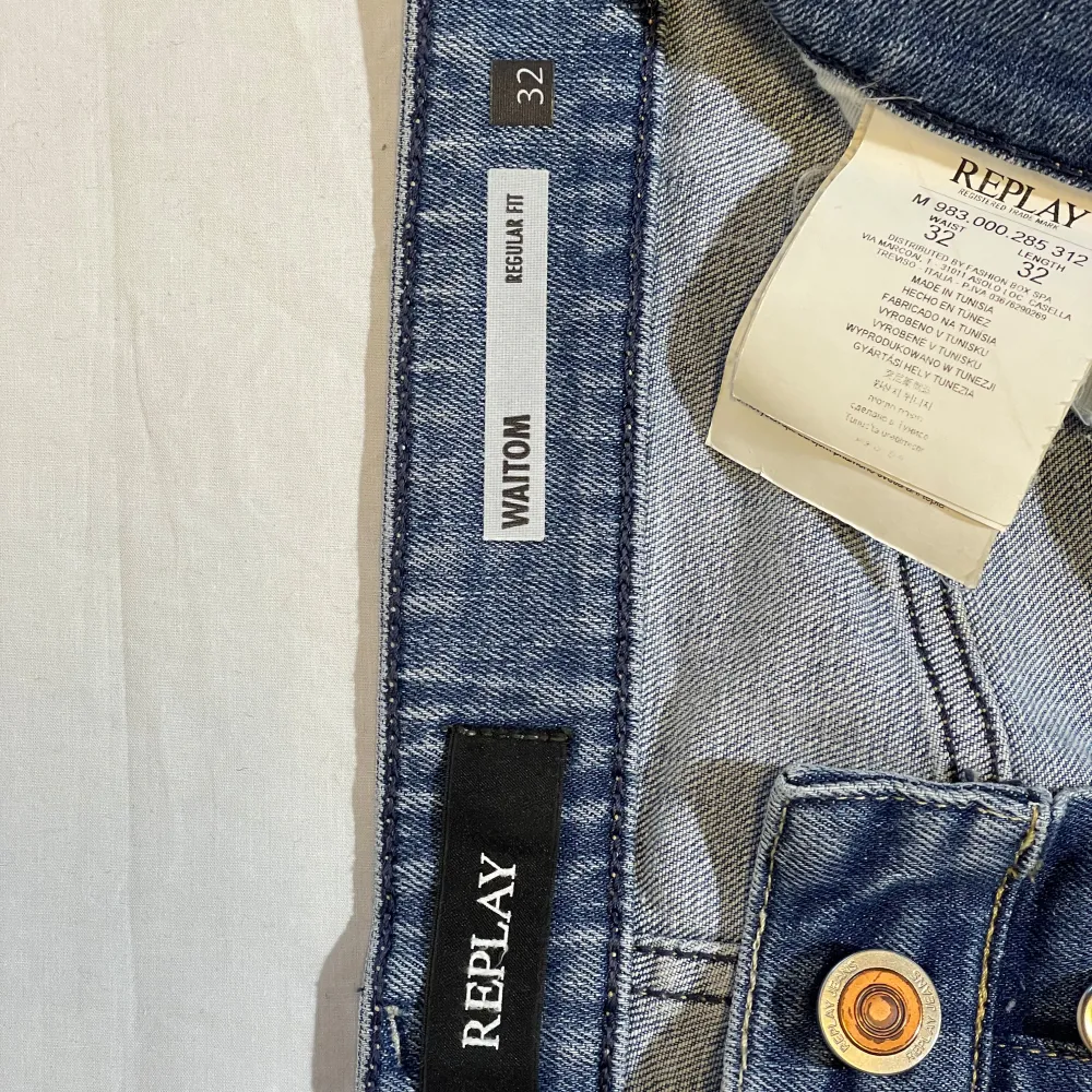 Säljer ett par snygga blå jeansbyxor från Replay i modellen Waitom. De har en klassisk straight fit och är i mycket bra skick. Perfekta för både vardag och fest! 🕺Storleken är W32, L32. . Jeans & Byxor.