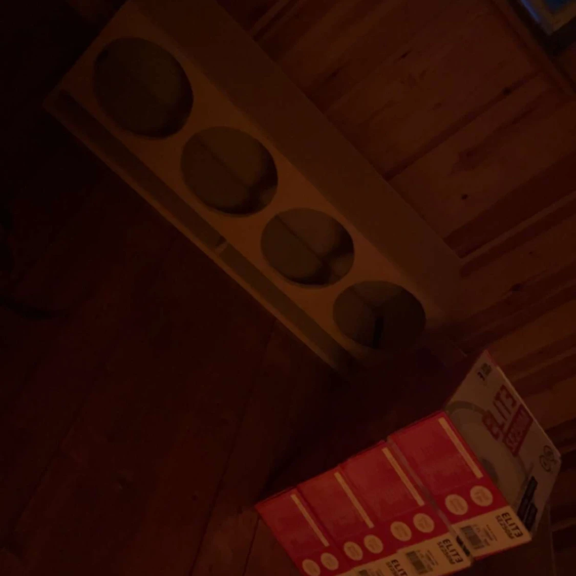 Svart högtalarelement