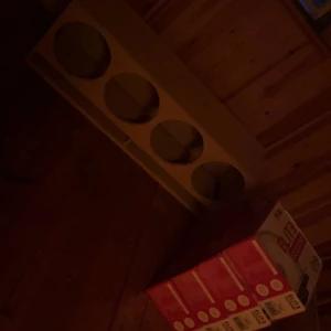 Svart högtalarelement - Säljer ett svart högtalarelement med en röd detalj i mitten. Perfekt för att uppgradera ljudsystemet hemma eller i bilen. Elementet har en robust design och ser ut att vara av hög kvalitet. Passar för den som vill ha kraftfullt ljud med stil. Bass habit 4st spl elite250m 10” midd bass med låda, 250w rms per midd, 97db per midd!