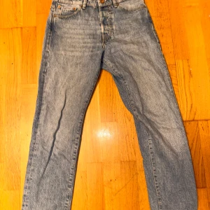 Blå jeans från Jack & Jones - Säljer ett par klassiska blå jeans från Jack & Jones i bra skick. De har en straight passform och är tillverkade i slitstarkt denim. Perfekta för vardagsbruk och kan matchas med det mesta. Storleken är 27/30,  Passa på att fynda dessa tidlösa jeans!