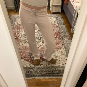 Ljusrosa mjukisbyxor med snörning - Superbekväma beige mjukisbyxor i bra skick. De har en avslappnad passform och är perfekta för mysiga dagar hemma. Byxorna har en praktisk snörning i midjan för justerbar passform. Perfekta för höst och vinter!