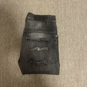 Grå svarta jeans från nudie jeans med en rikitgt fet wash. Strl 28/32. Modell Thin Finn. Pris: 699