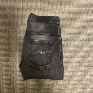 Nudie jeans - Grå svarta jeans från nudie jeans med en rikitgt fet wash. Strl 28/32. Modell Thin Finn. Pris: 699