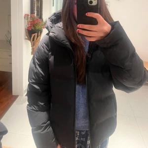 Svart pufferjacka Uniqlo - Säljer denna skitsnygga (matt svart)  uniqlo jacka, 100% dun och är jättevarm och skön till vintern eller kallare dagar🩷 nypris ligger på 2800kr❄️passar xs och s